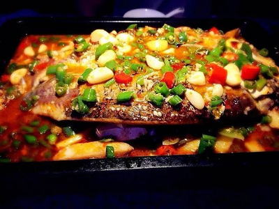 热烈欢迎来到老劉家烤鱼，烤鱼配菜免费送不停！