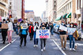 北美多地爆发反亚裔歧视游行示威