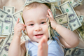 儿童税收抵免获得每月300美元的新机会，以及2,000美元的婴儿奖金