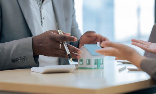 随着抵押贷款利率飙升超过7%，住房市场变得更加昂贵
