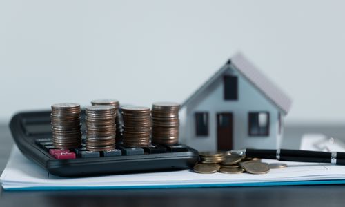 联邦对土著住房的资金不足导致多年的等候名单和不满情绪