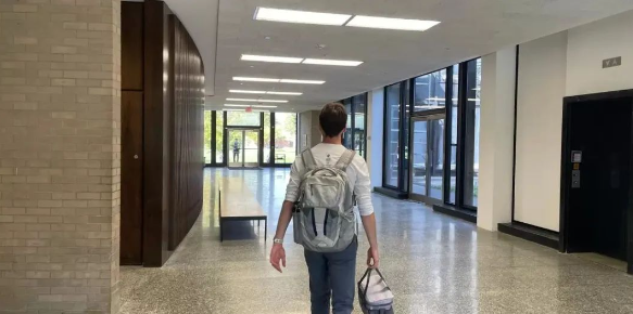 美国大学男生人数继续下降