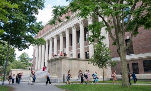 Haddee将在今年冬季举办另一次精彩的大学巡回活动，夏季的巡回活动非常成功。