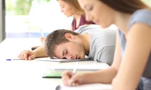 在青少年中，睡眠不足成为一种流行病。
