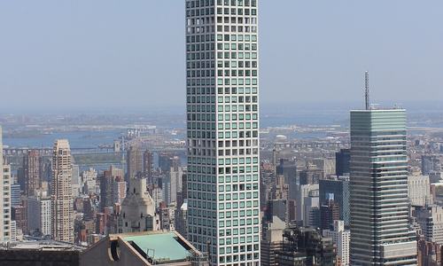 从云端到争议：纽约超级豪宅 432 Park Avenue 的品质 “崩塌” 之路