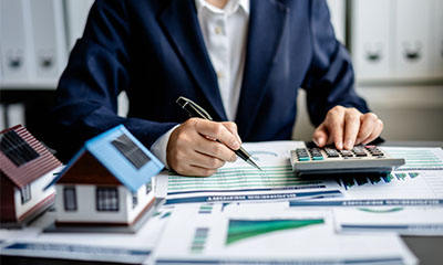 洛杉矶山火周年困局：仅15%家庭获批重建，川普强推联邦接管引州府激烈反对